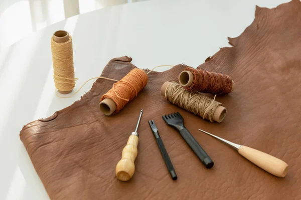 Ästhetisches Foto Von Handgefertigten Handwerklichen Hobbys Leder Und Wachsfäden Werkzeugen — Stockfoto