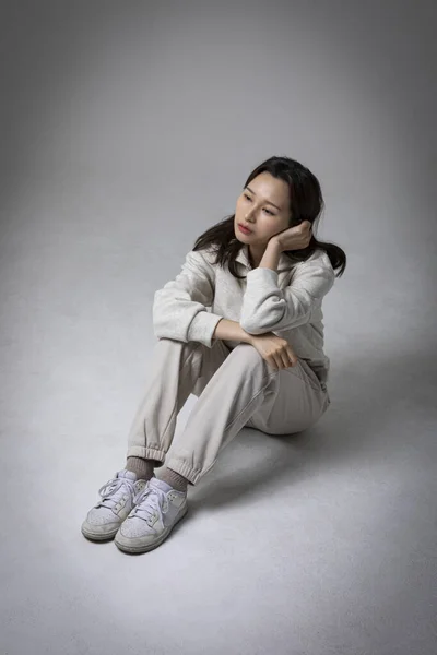 Напружена Пригнічена Корейська Бізнес Жінка Рожевому Костюмі Турбуючись — стокове фото