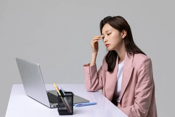 Problemas Comuns Saúde Dos Trabalhadores Escritório Coreana Jovem Olho Seco — Fotografia de Stock