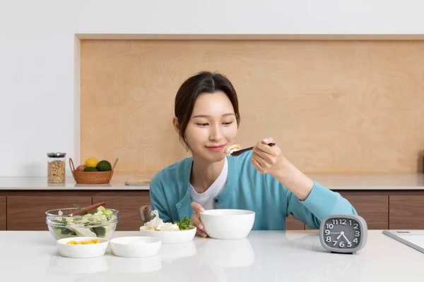 Koreli Kadının Mutlu Bekar Hayatı Kahvaltı Yapıyor — Stok fotoğraf