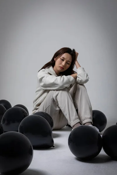 Stres Depresi Wanita Bisnis Korea Dalam Setelan Merah Muda Frustrasi — Stok Foto