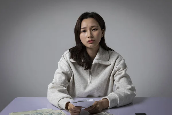 Stresszes Depressziós Koreai Üzletasszony Rózsaszín Öltönyben Gondolkodás Közben Nézi Nyugtát — Stock Fotó