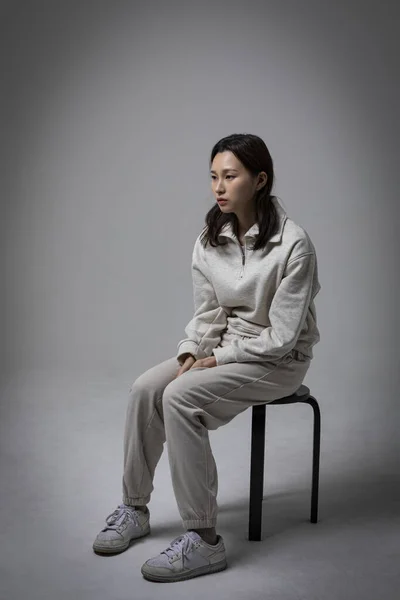 忧心忡忡 忧心忡忡的身穿粉红西服的韩国女商人 — 图库照片