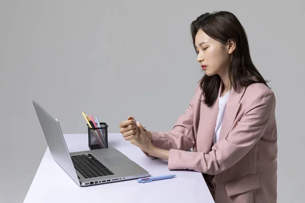 Běžné Zdravotní Problémy Kancelářských Pracovníků Korejská Mladá Žena Syndrom Karpálního — Stock fotografie