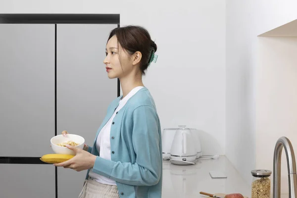 Koreli Kadının Mutlu Bekar Hayatı Yemek Pişirmek — Stok fotoğraf