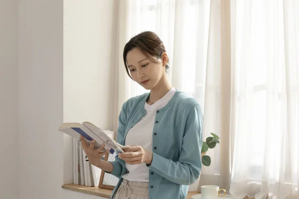 Happy Single Life Korean Woman Reading Book — Stock Photo, Image