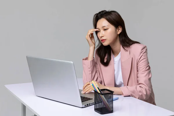 Gemeenschappelijke Gezondheidsproblemen Van Kantoorpersoneel Koreaanse Jonge Vrouw Droog Oog — Stockfoto