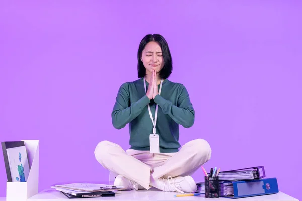 ビジネスのコンセプト奇跡を祈る若い韓国人女性 — ストック写真