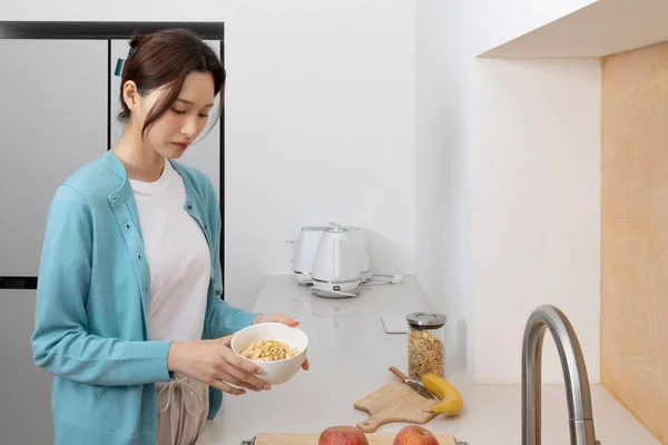 Koreli Kadının Mutlu Bekar Hayatı Yemek Pişirmek — Stok fotoğraf