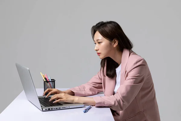 Problemas Comunes Salud Los Trabajadores Oficina Mujer Joven Coreana Postura — Foto de Stock