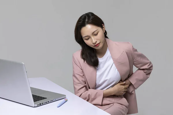 办公室工作人员 韩国年轻妇女 胃痛等常见病 — 图库照片