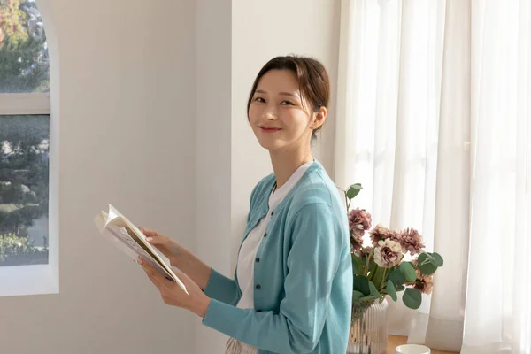 韓国人女性の幸せな独身生活本を読んで — ストック写真