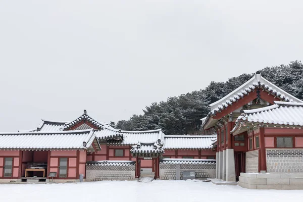 韩国水原Hwaseong Haenggung冬季的美丽雪景 — 图库照片