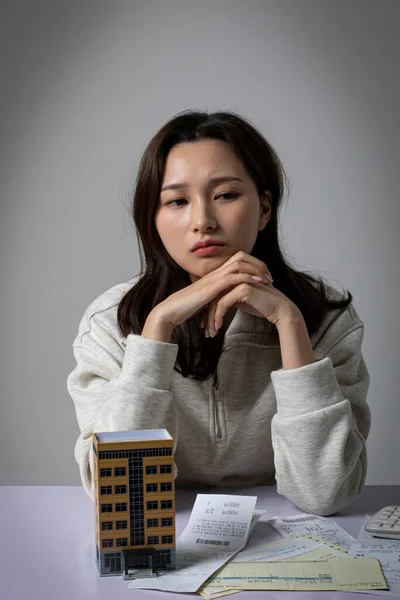 Gestrest Depressieve Koreaanse Zakenvrouw Roze Pak Denken Terwijl Het Kijken — Stockfoto