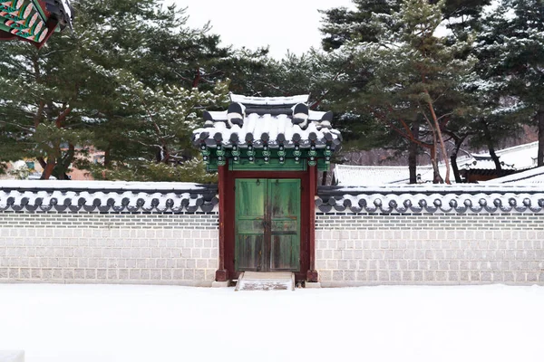 韩国长德宫冬季雪景 — 图库照片