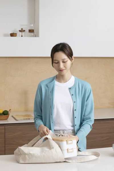 Szczęśliwy Samotny Życie Koreański Kobieta Przygotowanie Pakowanie Obiad — Zdjęcie stockowe