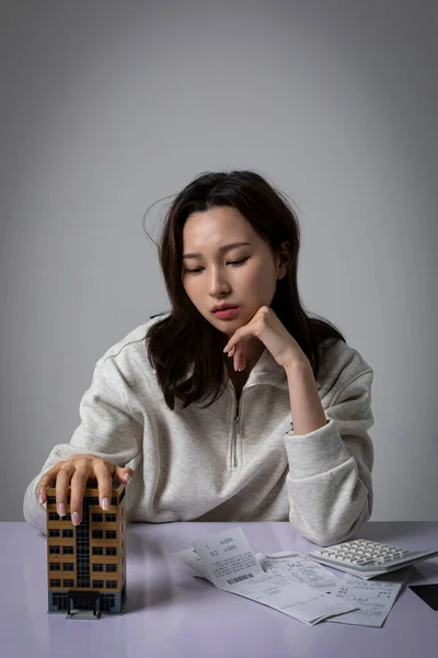 Stresovaná Depresivní Korejská Podnikatelka Růžovém Obleku Přemýšlející Při Pohledu Miniaturu — Stock fotografie