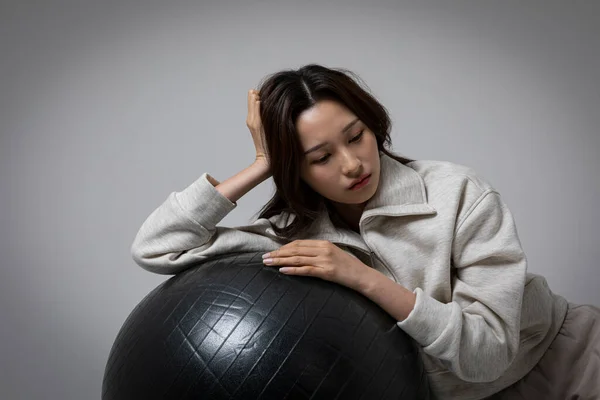 Στρεσαρισμένη Καταθλιπτική Κορεάτισσα Επιχειρηματίας Ροζ Κοστούμι Απογοητευμένη — Φωτογραφία Αρχείου