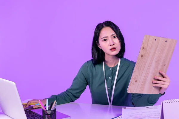 Dünyası Konsepti Genç Koreli Asyalı Kadın Işine Odaklanıyor — Stok fotoğraf