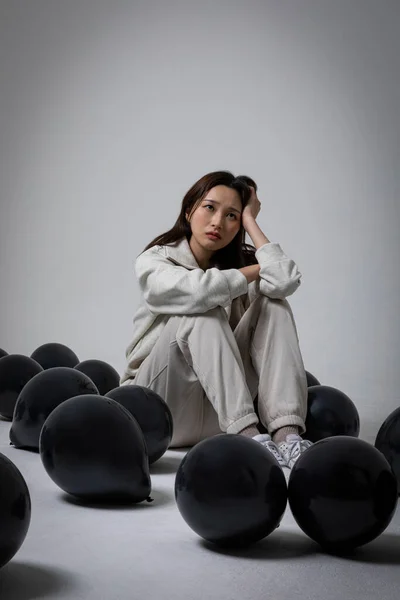 Zestresowany Przygnębiony Koreański Biznes Kobieta Różowym Garniturze Sfrustrowany — Zdjęcie stockowe