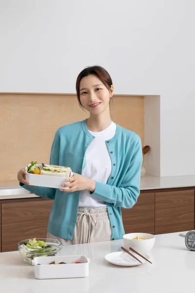 Vida Única Feliz Mulher Coreana Preparando Embalando Almoço — Fotografia de Stock