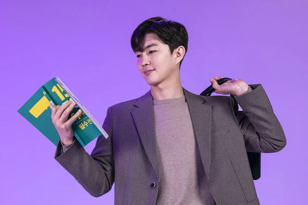 Yakışıklı Koreli Genç Adam Ngilizce Öğreniyor — Stok fotoğraf