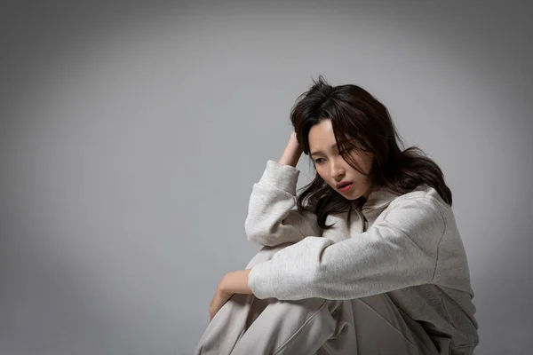 Estressado Deprimida Mulher Negócios Coreana Terno Rosa Frustrado — Fotografia de Stock