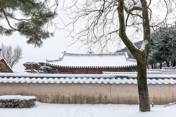 韩国水原Hwaseong Haenggung冬季的美丽雪景 — 图库照片