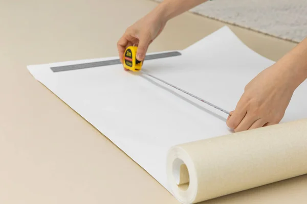 Diyインテリア手の動き 壁紙の長さ測定 — ストック写真