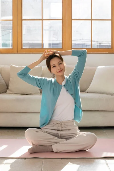 Happy Single Life Korean Woman Streaching — Stock Photo, Image