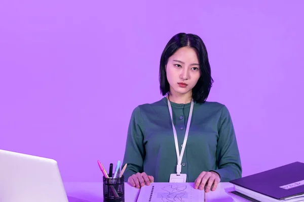 Hayatı Konsepti Koreli Genç Bir Kadın Çok Fazla Çalışmaktan Yoruldu — Stok fotoğraf