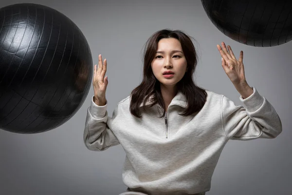 Stresli Depresif Pembe Takım Elbiseli Koreli Kadını Yorgun — Stok fotoğraf
