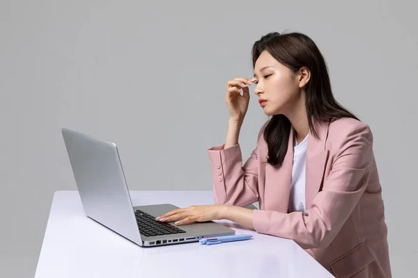 Problèmes Santé Courants Des Employés Bureau Jeune Femme Coréenne Sécheresse — Photo