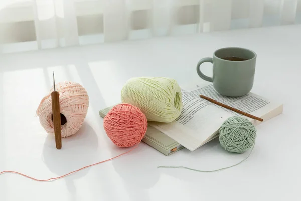 手作り趣味編み物糸本マグカップの美しい写真 — ストック写真
