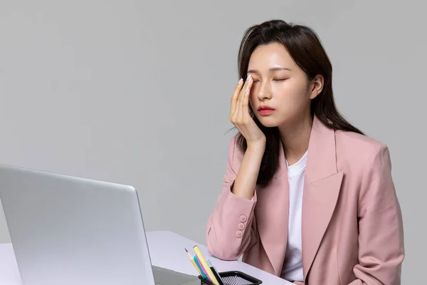 Häufige Gesundheitsprobleme Von Büroangestellten Koreanischen Jungen Frauen Trockene Augen — Stockfoto