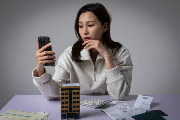 Estressado Mulher Negócios Coreana Deprimida Terno Rosa Pensando Sobre Isso — Fotografia de Stock