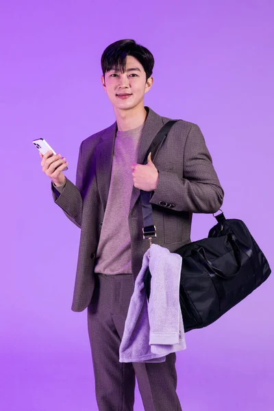 Joven Coreano Guapo Con Una Bolsa Deporte Teléfono Celular —  Fotos de Stock