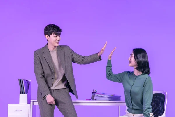 ビジネスコンセプト韓国の若い女性と男性が手の動きをする — ストック写真