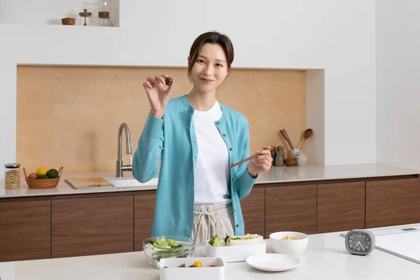 Koreli Kadının Mutlu Bekar Hayatı Yemek Hazırlamak Paketlemek — Stok fotoğraf