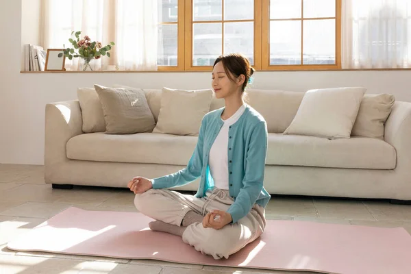 韓国人女性の幸せな独身生活瞑想 — ストック写真