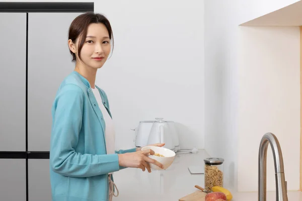 韓国人女性の幸せな独身生活料理 — ストック写真