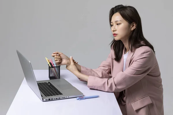 common health problems of office workers, korean young woman, carpal tunnel syndrome