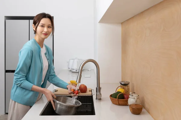 Vida Solteira Feliz Mulher Coreana Cozinhar — Fotografia de Stock