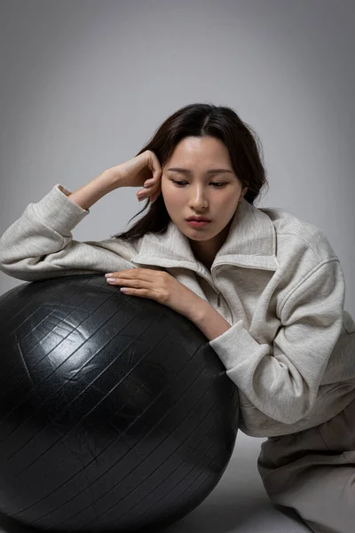 Stresli Depresif Pembe Takım Elbiseli Koreli Kadını — Stok fotoğraf