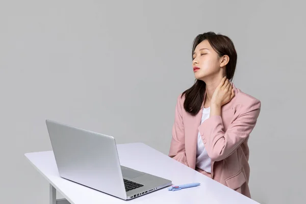 Ofis Çalışanlarının Genel Sağlık Sorunları Koreli Genç Kadın Boyun Ağrısı — Stok fotoğraf