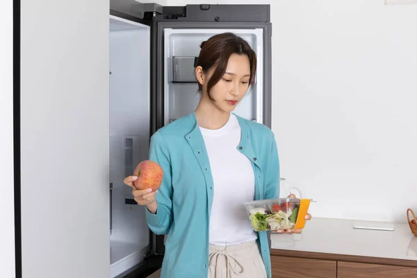 Koreli Kadının Mutlu Bekar Hayatı Buzdolabının Içine Bak — Stok fotoğraf