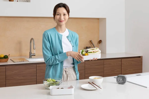 Koreli Kadının Mutlu Bekar Hayatı Yemek Hazırlamak Paketlemek — Stok fotoğraf