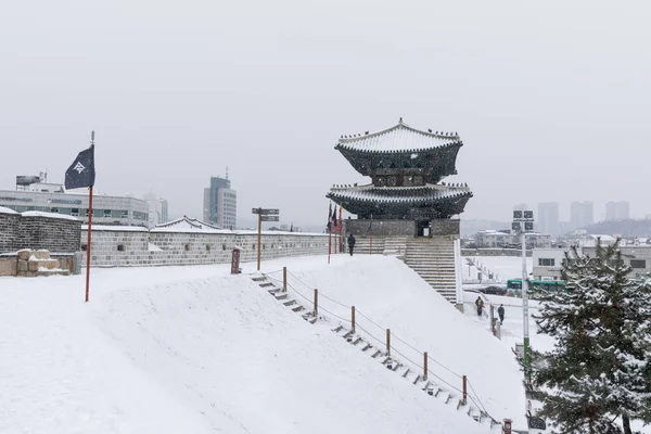韩国水原Hwaseong要塞小径上美丽的雪景 — 图库照片
