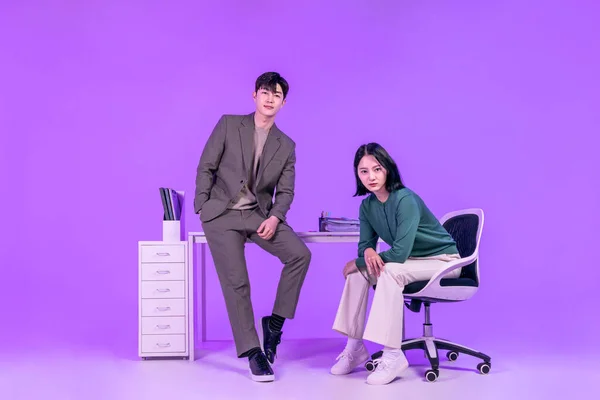 ビジネスコンセプト韓国の若い女性と男の自信ポーズ — ストック写真