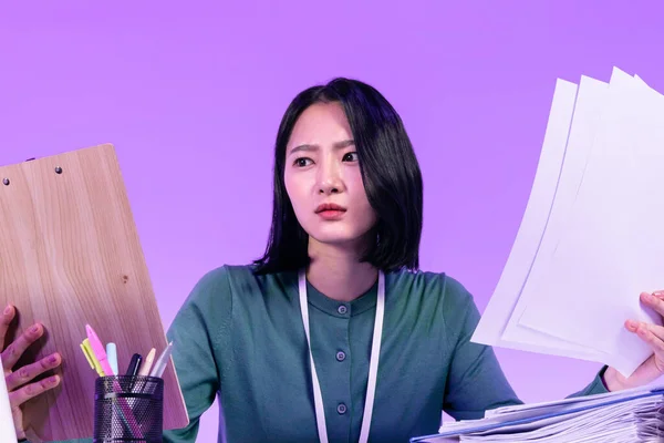 商业工作理念 年轻的韩国亚洲女性专注于自己的工作 — 图库照片
